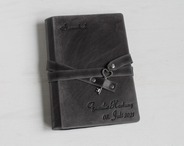 Stammbuch "Herz-Schlüssel" aus schwarzem Leder, im Vintage-Look